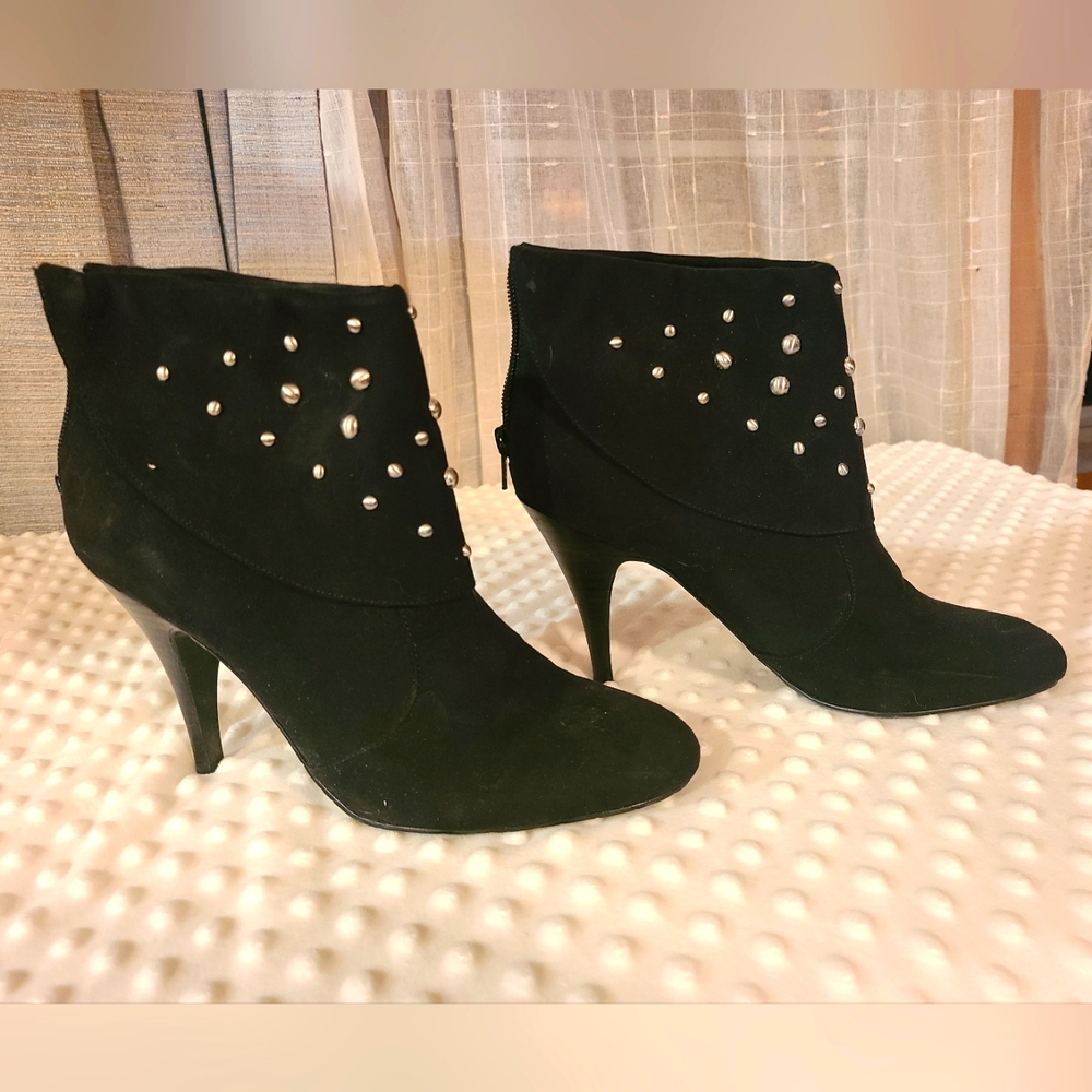 UNISA CHERISH black suede booties size 8.5